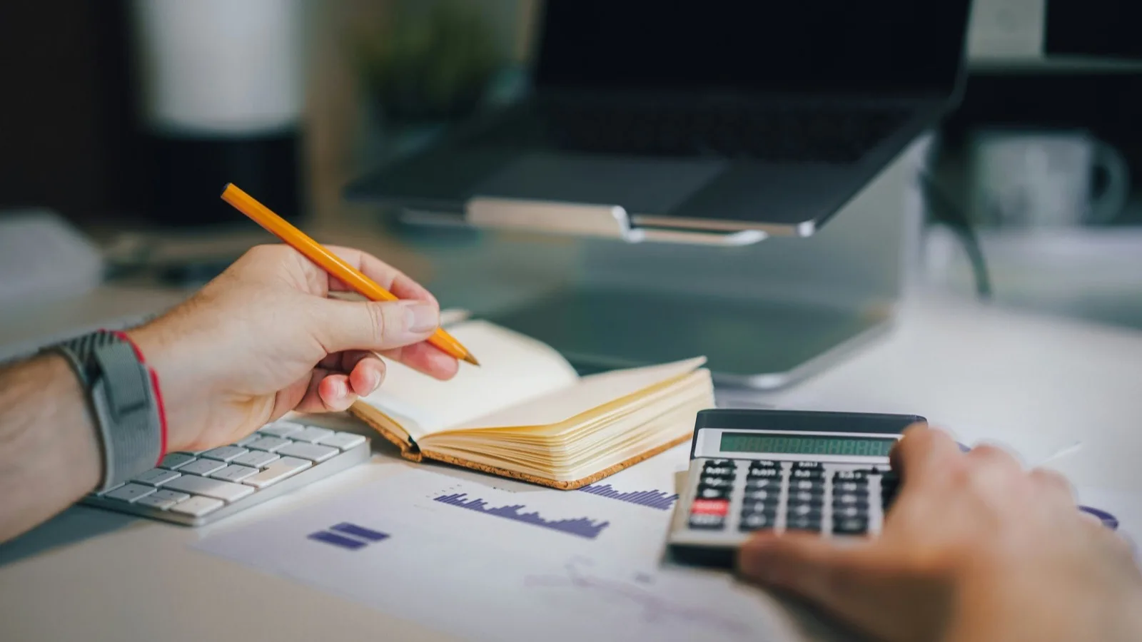 حاسوب محمول يعرض قوائم مالية يمثّل دليل حسابات و IFRS في الإمارات