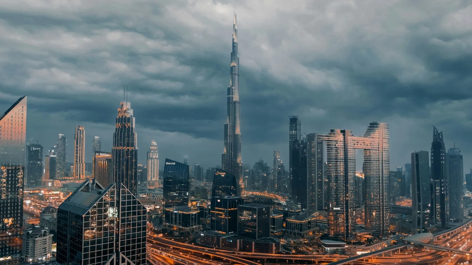 أفق دبي يرمز إلى الاختيار بين شركة في منطقة حرة وشركة في البر الرئيسي بالإمارات