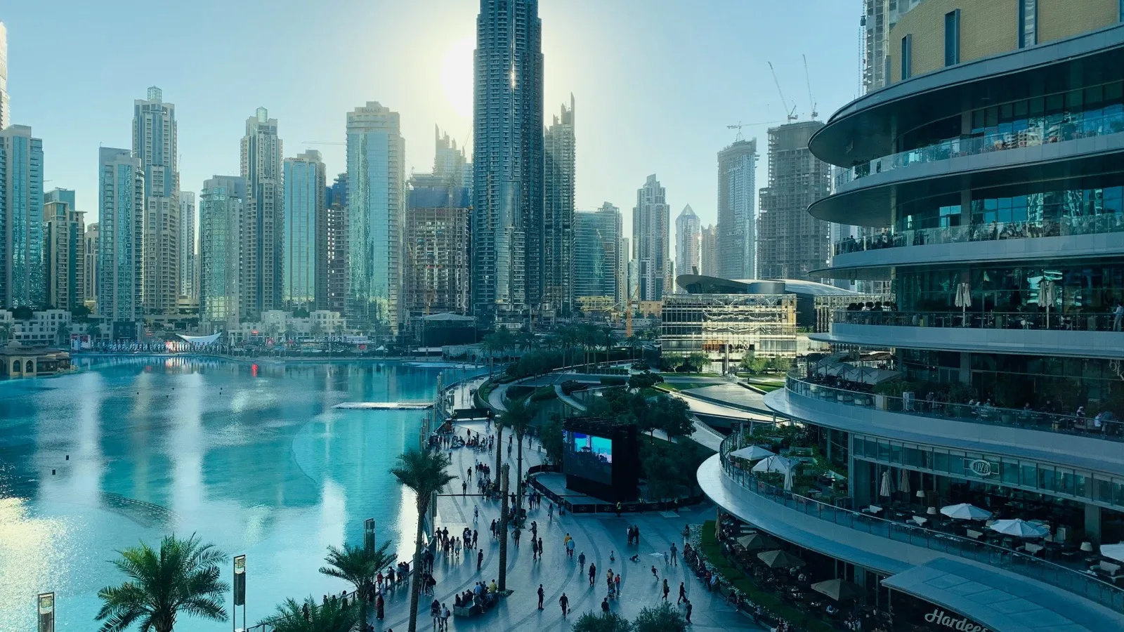 أفق وسط مدينة دبي مع برج خليفة يمثّل ضريبة الشركات في الإمارات