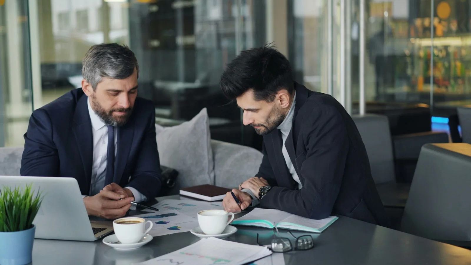 شخص يحسب مكافأة نهاية الخدمة على حاسوب محمول في الإمارات